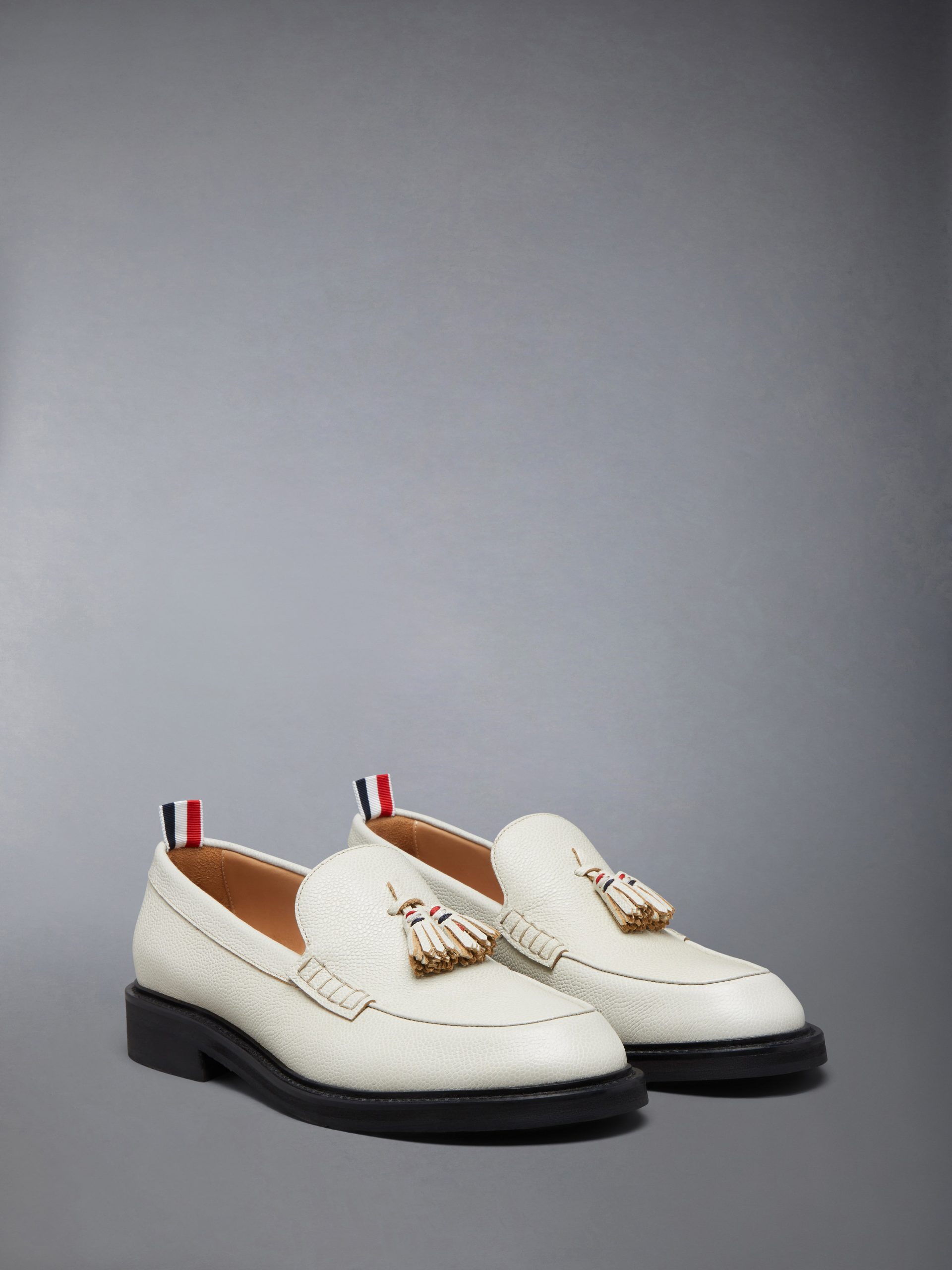 PEBBLE GRAIN RWB RUBBER SOLE TASSEL LOAFER - Image 3