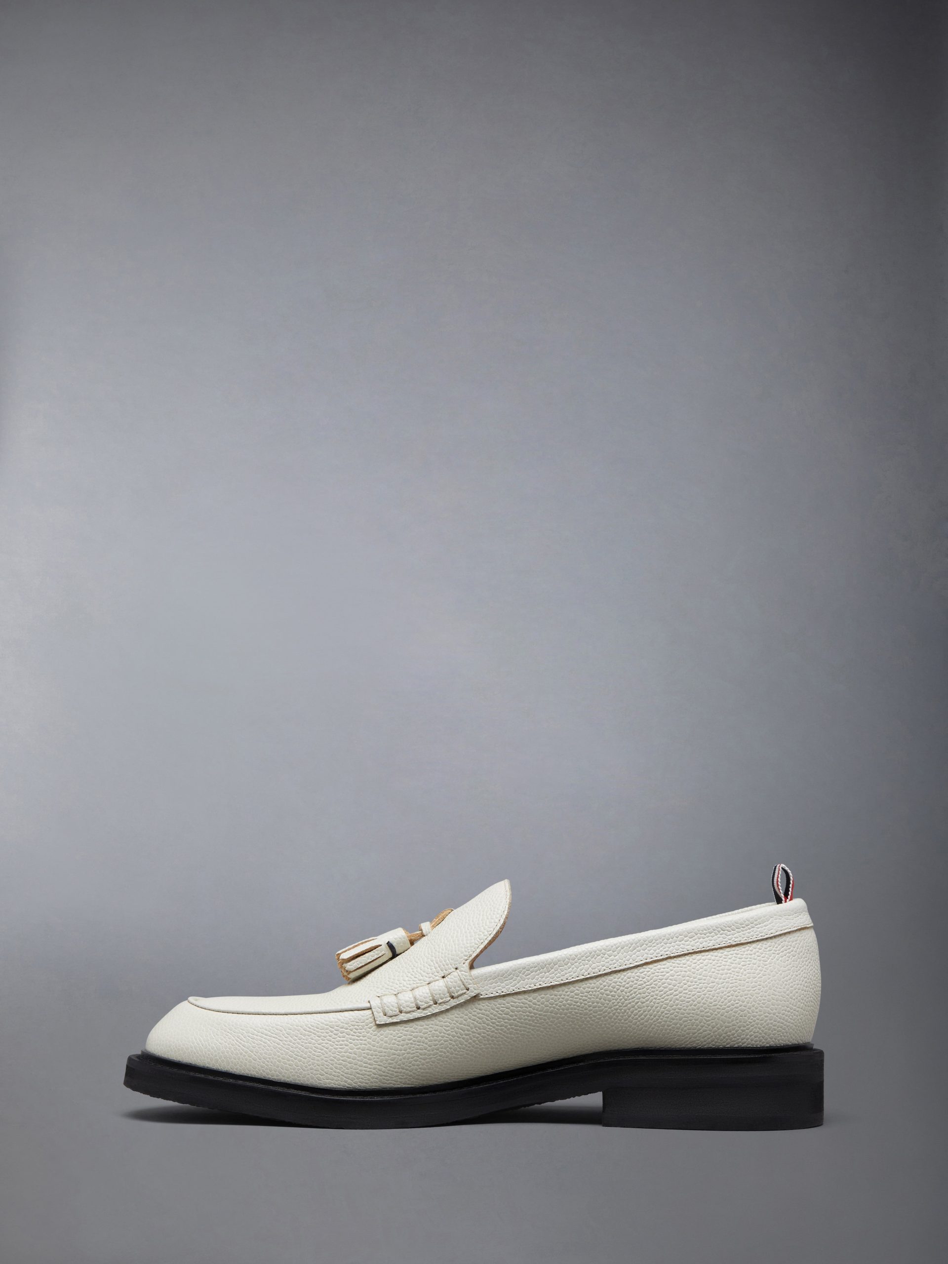 PEBBLE GRAIN RWB RUBBER SOLE TASSEL LOAFER - Image 2