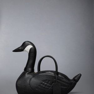 PEBBLE GRAIN GOOSE BAG