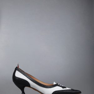 PEBBLE GRAIN LOW-HEEL WINGTIP PUMP