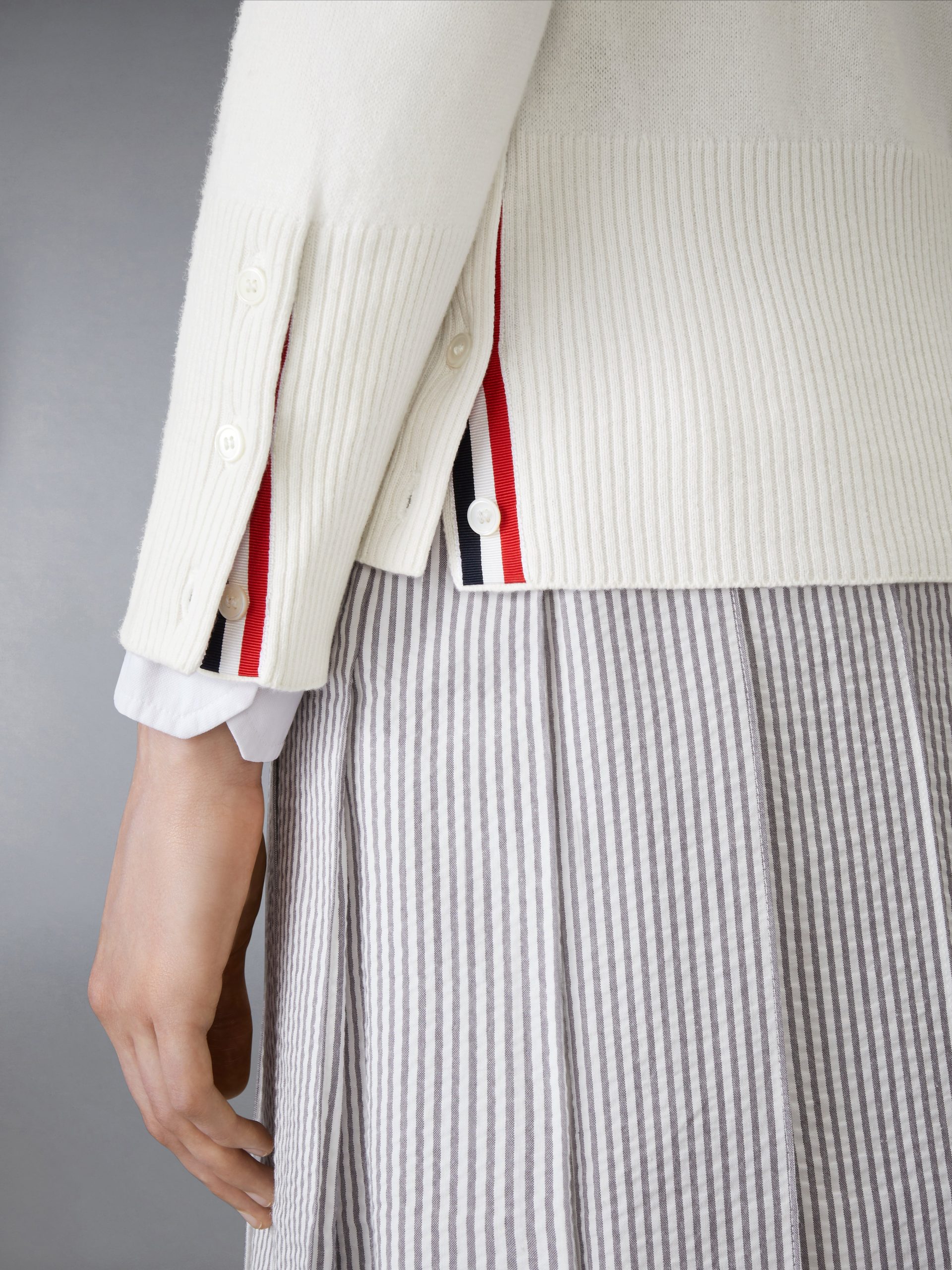 CLASSIC CASHMERE 4-BAR V-NECK CARDIGAN - Image 4