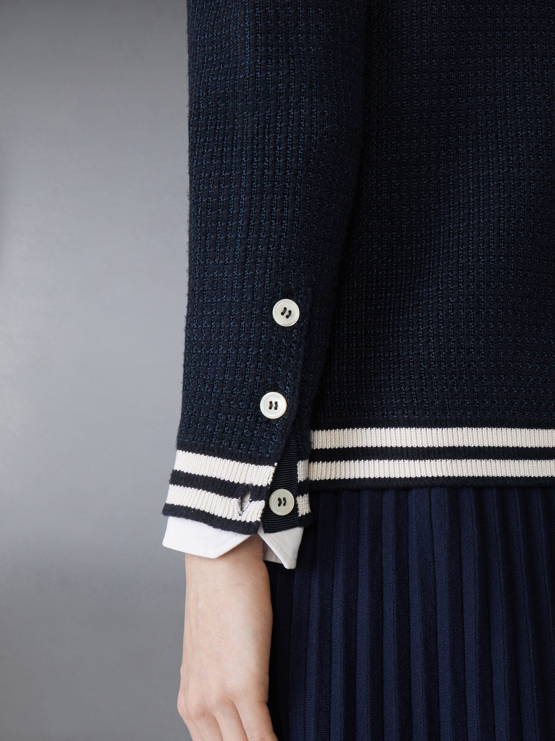 TUCK STITCH SILK CASHMERE & WOOL V NECK CARDIGAN - Image 4